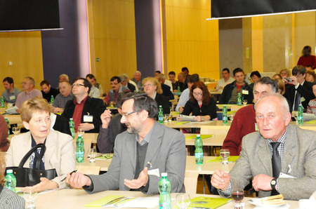 Účastníci odborného shromáždění před zahájením jednání... (2)