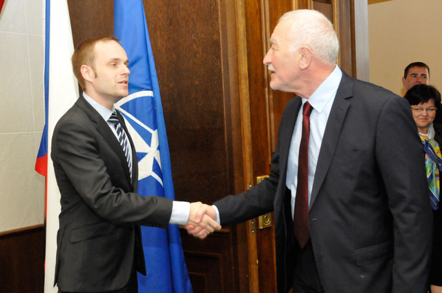 Zde hosty přivítal náměstek ministra obrany pro legislativu Jakub Kulhánek (vlevo) - delegaci vedl předseda Zahraničního výboru Národní rady Slovenské republiky František Šebej