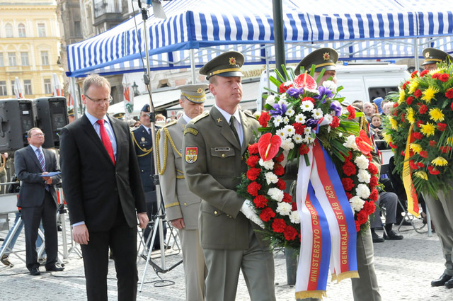 Smuteční věnec Ministerstva obrany a Generálního štábu AČR položili k pamětní desce u Staroměstské radnice v Praze státní tajemník MO Daniel Koštoval a brigádní generál Pavel Adam