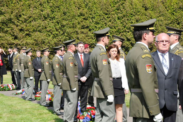 Před zahájením pietní vzpomínky v pražských Ďáblicích (2)