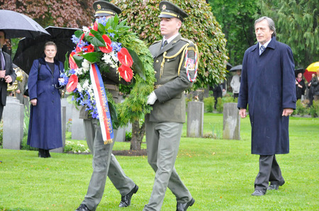 Smuteční věnce vlády ČR položil k pomníkům vojáků, kteří zahynuli během 2. sv. války na našem území, ministr obrany Martin Stropnický