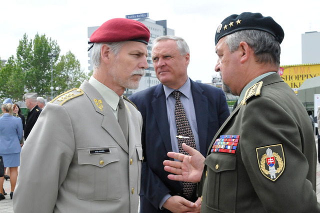 Delegaci českého ministerstva obrany vedli v Bratislavě náměstek ministra Bohuslav Dvořák a náčelník GŠ AČR armádní generál Petr Pavel - v rozhovoru se svým slovenským protějškem generálem Milanem Maximem