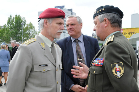 Delegaci českého ministerstva obrany vedli v Bratislavě náměstek ministra Bohuslav Dvořák a náčelník GŠ AČR armádní generál Petr Pavel - v rozhovoru se svým slovenským protějškem generálem Milanem Maximem