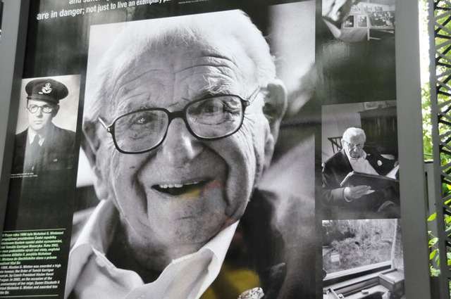 Sir Nicholas Winton, zachránce převážně židovských dětí, dnes slaví 105. narozeniny. Jak uvedla producentka projektu Olga Menzelová, bez které by výstava nevznikla, dlouhý věk sira Wintona je odměnou za to, co udělal