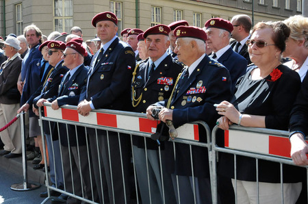 Peitní vzpomínky se v Resslově ulici zúčastnily desítky bývalých parašutistů se svými rodinnými příslušníky