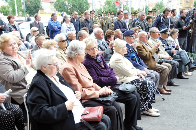 Hosté pietní vzpomínky, která se konala u příležitosti výročí popravy generála Heliodora Píky před budovou Generálního štábu AČR v Praze