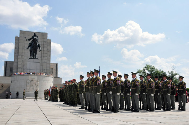 Nastoupené jednotky včetně Ústřední hudby a Čestné stráže AČR očekávají příchod ministra obrany na Čestném dvoře Národního památníku na Vítkově v Praze