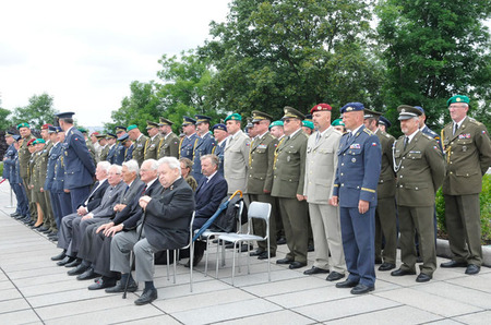 Vojáci a hosté, kteří letos obdrželi vyznamenání za službu vlasti