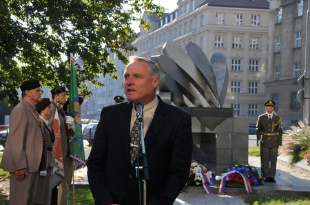 Náměstek ministra obrany Bohuslav Dvořák v projevu uvedl, že si letci do dnešních dnů připomínají 17. září 1944, kdy na letišti ve slovenské Sliači přistály první stroje československých válečných pilotů