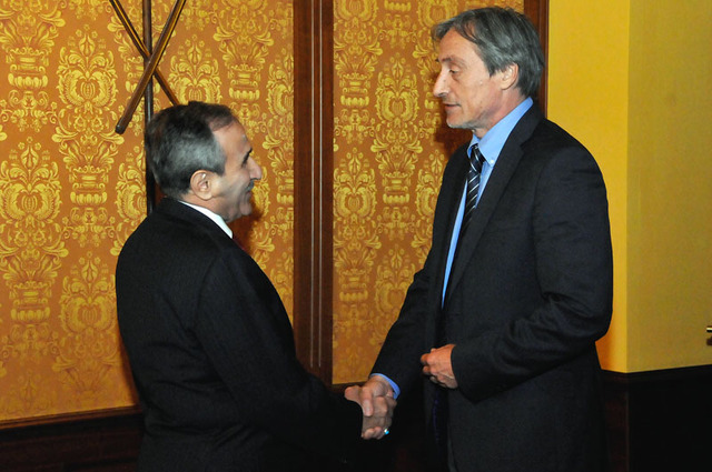 Ministr obrany ČR Martin Stropnický přivítal ve svém úřadě velvyslance Iráku