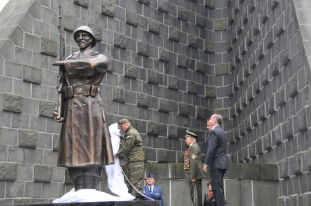 Zrekonstruovanou původní sochu československého vojáka na Dukle odhalili slovenský prezident Andrej Kiska, ministr obrany SR Martin Glváč a válečný veterán generál v.v.  Ján Iĺanovský