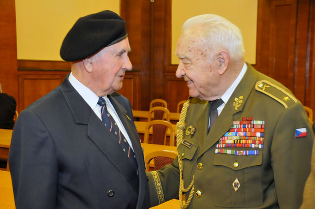 Jeden z dosud žijících přímých účastníků bojů od Dunkerque Josef Švarc v rozhovoru s generálem Miloslavem Masopustem, který bojoval na východní frontě