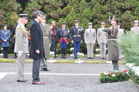 První smuteční věnec na čestném pohřebišti ďáblického hřbitova položili představitelé velvyslanectví Francie v Praze, které vedl velvyslanec Francouzské republiky Jean-Pierre Asvazadourian  