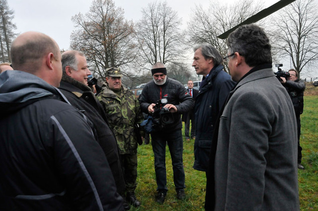 Přivítání delegace vedené ministrem Martinem Stropnickým u muničního skladu v Květné