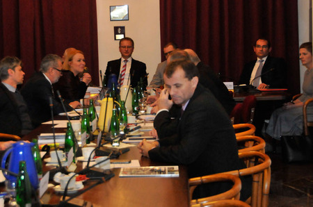 Z jednání 15. schůze Výboru pro obranu Poslanecké sněmovny Parlamentu České republiky - v čele náměstek ministra obrany Daniel Koštoval, který zastupoval ministra Martina Stropnického při informacích o stavu tvorby Koncepce výstavby AČR