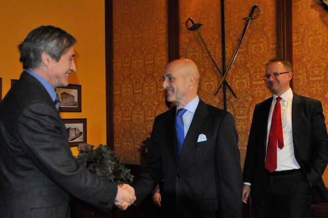 Ze setkání ministra obrany Martina Stropnického  s velvyslancem Itálie Aldo Amatim, vpravo náměstek Daniel Koštoval