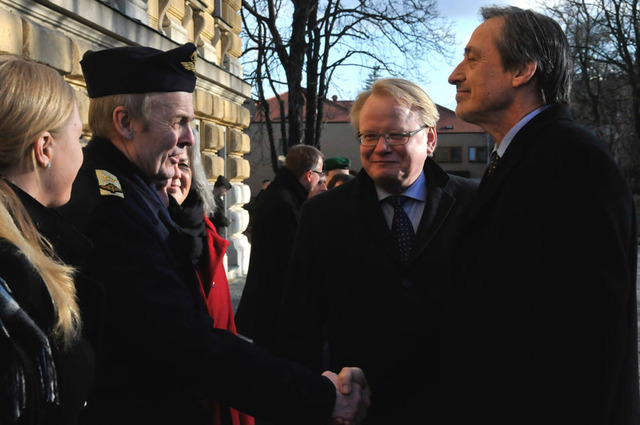 Ministr obrany Švédska Peter Hultqvist představuje svému českému protějšku Martinu Stropnickému členy své delegace