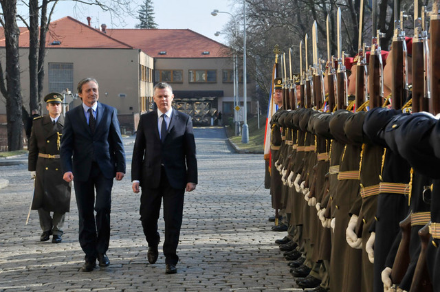 Oba ministři zahájili přijetí přehlídkou Čestné jednotky Armády České republiky