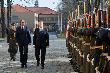 Oba ministři zahájili přijetí přehlídkou Čestné jednotky Armády České republiky