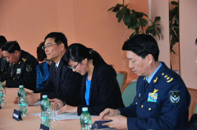 Vedoucí čínské delegace admirál Sun Jianguo (třetí zprava) 