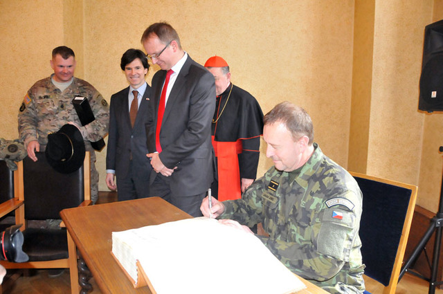Na závěr přijetí primátorem města Plzně se hosté zapsali do pamětní knihy, zápis podepisuje zástupce velitele pozemních sil AČR brigádní generál Ladislav Jung