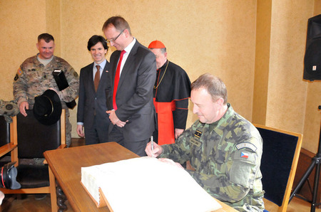 Na závěr přijetí primátorem města Plzně se hosté zapsali do pamětní knihy, zápis podepisuje zástupce velitele pozemních sil AČR brigádní generál Ladislav Jung