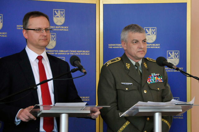 O potřebě nové branné legislativy informovali a na dotazy novinářů odpovídali náměstek ministra obrany Daniel Koštoval a zástupce náčelníka Generálního štábu AČR generálmajor František Malenínský