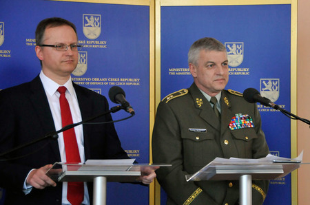 O potřebě nové branné legislativy informovali a na dotazy novinářů odpovídali náměstek ministra obrany Daniel Koštoval a zástupce náčelníka Generálního štábu AČR generálmajor František Malenínský