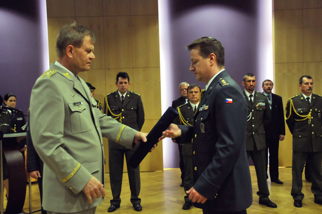 Předání jmenovacího dekretu do hodnosti plukovníka náčelníkem GŠ AČR generálporučíkem Josefem Bečvářem (vlevo)