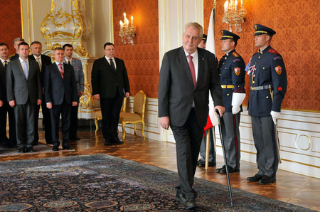 Prezident republiky Miloš Zeman přichází do sálu Pražského hradu, aby předal jmenovací dekrety generálům