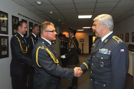 Veliteli 3. jednotky blahopřeje k udělení vyznamenání zástupce velitele Vzdušných sil AČR brigádní generál Jaromír Šebesta