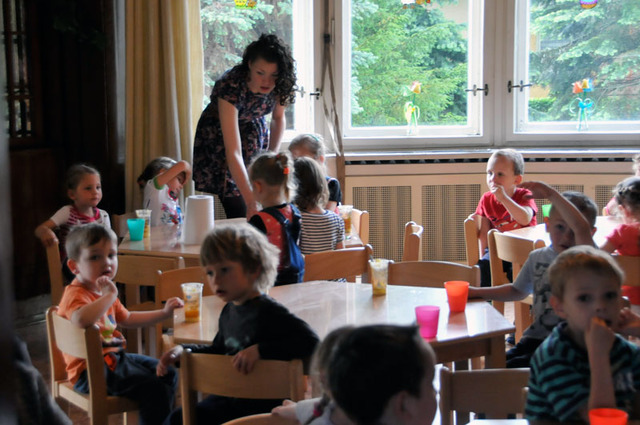Děti se v resortní školce rozhodně nenudí a k tetám, které s nimi tráví čas nejen hraním, chodí velmi rády