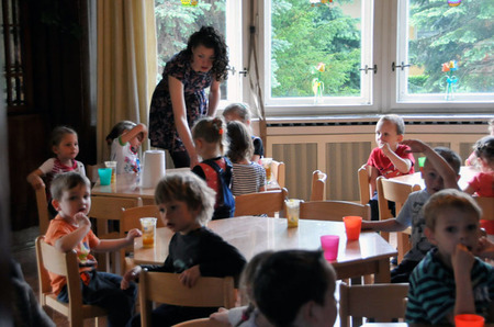 Děti se v resortní školce rozhodně nenudí a k tetám, které s nimi tráví čas nejen hraním, chodí velmi rády