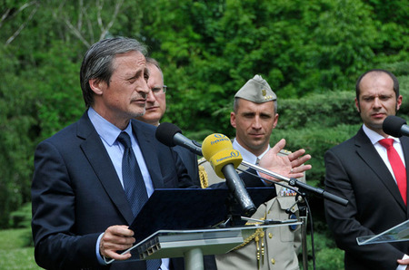 Ministr obrany na ní představil tým spolupracovníků, kteří budou obhajovat ve výběrovém řízení své posty na základě zákona o státní službě