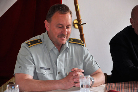 Generál Ladislav Jung hovořil o části ukázek, které předvedou příslušníci české armády. Uvedl, že se Dne pozemního vojska - Bahna 2015 zúčastní na 1 049 vojáků se 325 kusy techniky, a to včetně letecké.