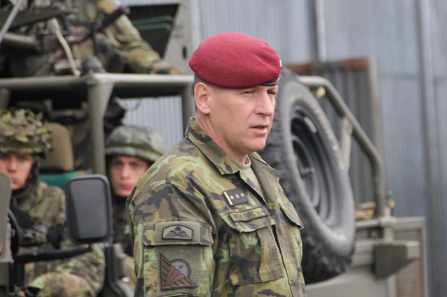 Mnoho nezbytného štěstí a úspěchů popřál před odjezdem chrudimským vojákům velitel 4. brigády plukovník Miroslav Hlaváč