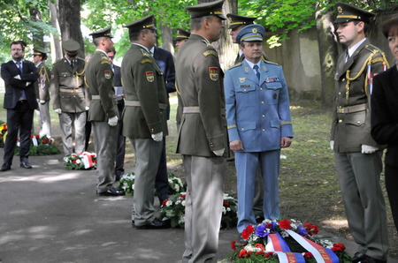 Generál Petr Mikulenka před zahájením pietního aktu na hřbitově v pražských Ďáblicích