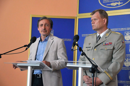 Hlavními aktéry tiskové konference byli ministr Martin Stropnický a náčelník GŠ AČR generálporučík Josef Bečvář