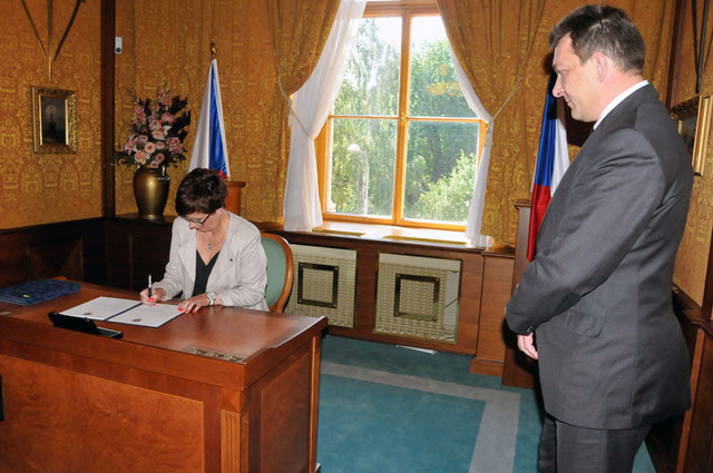 Jako první za přítomnosti státního tajemníka Petra Vančury podepisuje služební slib náměstkyně ministra obrany Alena Netolická