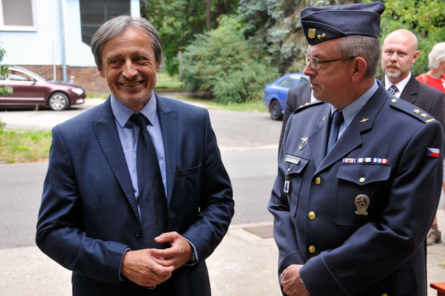 Ministra Martina Stropnického přivítal i velitel Správy letiště Pardubice pplk. Ivo Šťastný