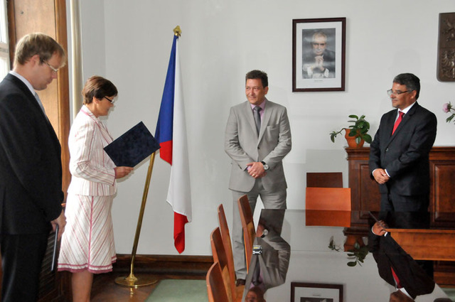 Ředitelka kanceláře státního tajemníka Jaroslava Přibylová čte poučení