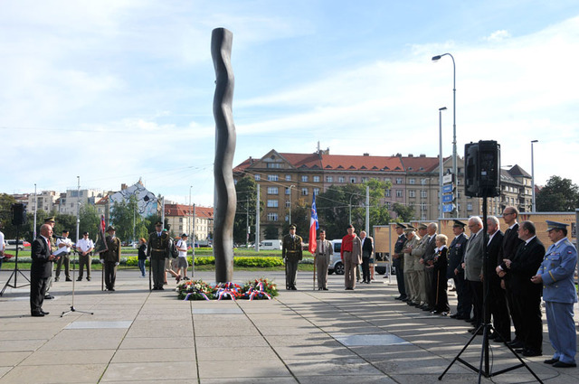 Slavnostnímu setkání k 71. výročí SNP předcházely pietní akty  - u  Pomníku čsl. zahraničních vojáků v pražských Dejvicích