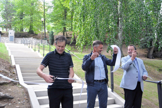 Spolu s projektantem a zhotovitelem zakázky slavnostní pásku přestřihl i starosta města Jindřichův Hradec Stanislav Mrvka (vpravo)