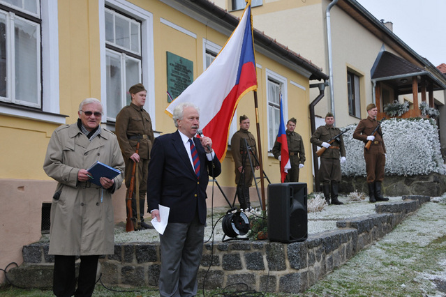 Ze zahájení pietního setkání v Hroznatíně u rodného domku prezidenta Ludvíka Svobody