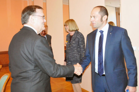 Náměstek Pavel Beran (vpravo) se vítá s členy asociace AFoCR - American Friends of the Czech Republic