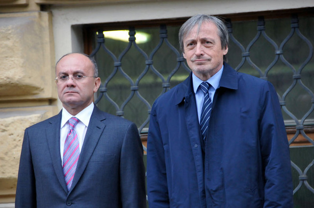 Ministři Seyran Ohanyan a Martin Stropnický při slavnostním přivítání