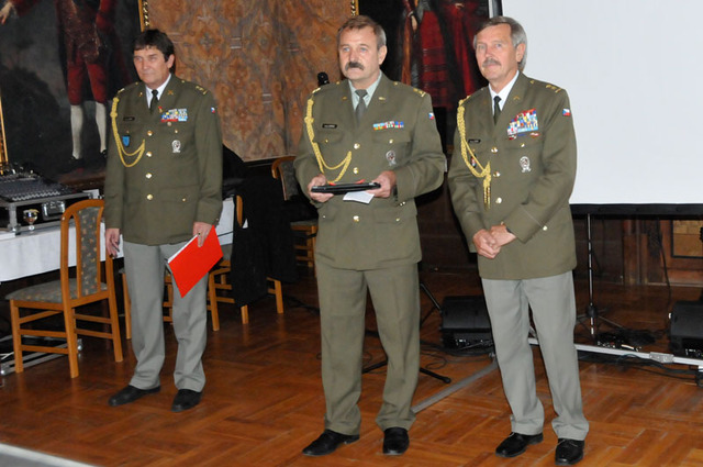 Zleva: podplukovníci Miroslav Marek, Ladislav Sornas a Stanislav Švidek při zahájení XII. setkání bývalých vojenských pozorovatelů OSN/OBSE v Rytířském sále  v Komorním Hrádku