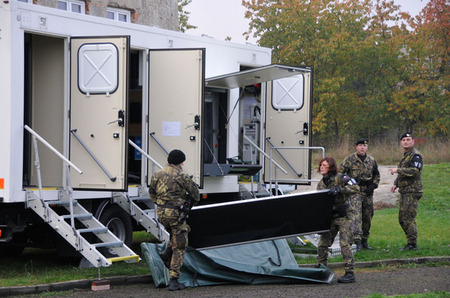 Příprava mobilního kontrolního pracoviště vstupu, které může například sloužit na libovolném letišti