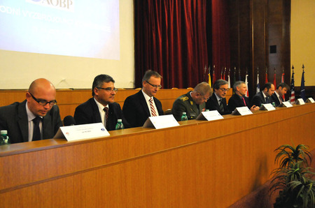 V předsednictvu spolu s ministrem obrany Martinem Stropnickým a náčelníkem GŠ AČR generálporučíkem Josefem Bečvářem zasedli také náměstci MO ČR