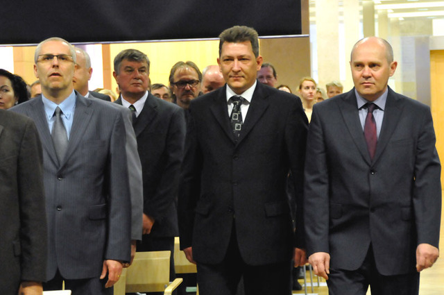 Náměstek ministra vnitra Josef Postránecký v doprovodu státního tajemníka MO Petra Vančury příchází do kongresového sálu DAP